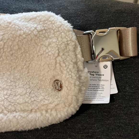 Lululemon Everywhere Fleece Belt Bag in Light Ivory - New With Tags, Never Used - Picture 3 of 5